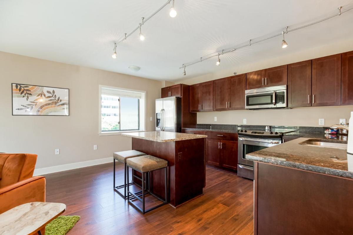A Prime Plaza location, luxury home and a well-appointed building with amenities 303 - Housity