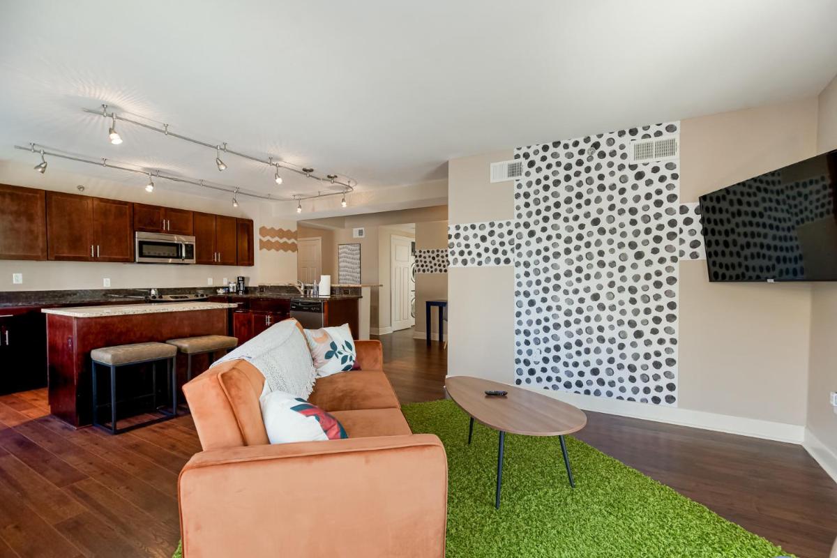 A Prime Plaza location, luxury home and a well-appointed building with amenities 303 - Housity