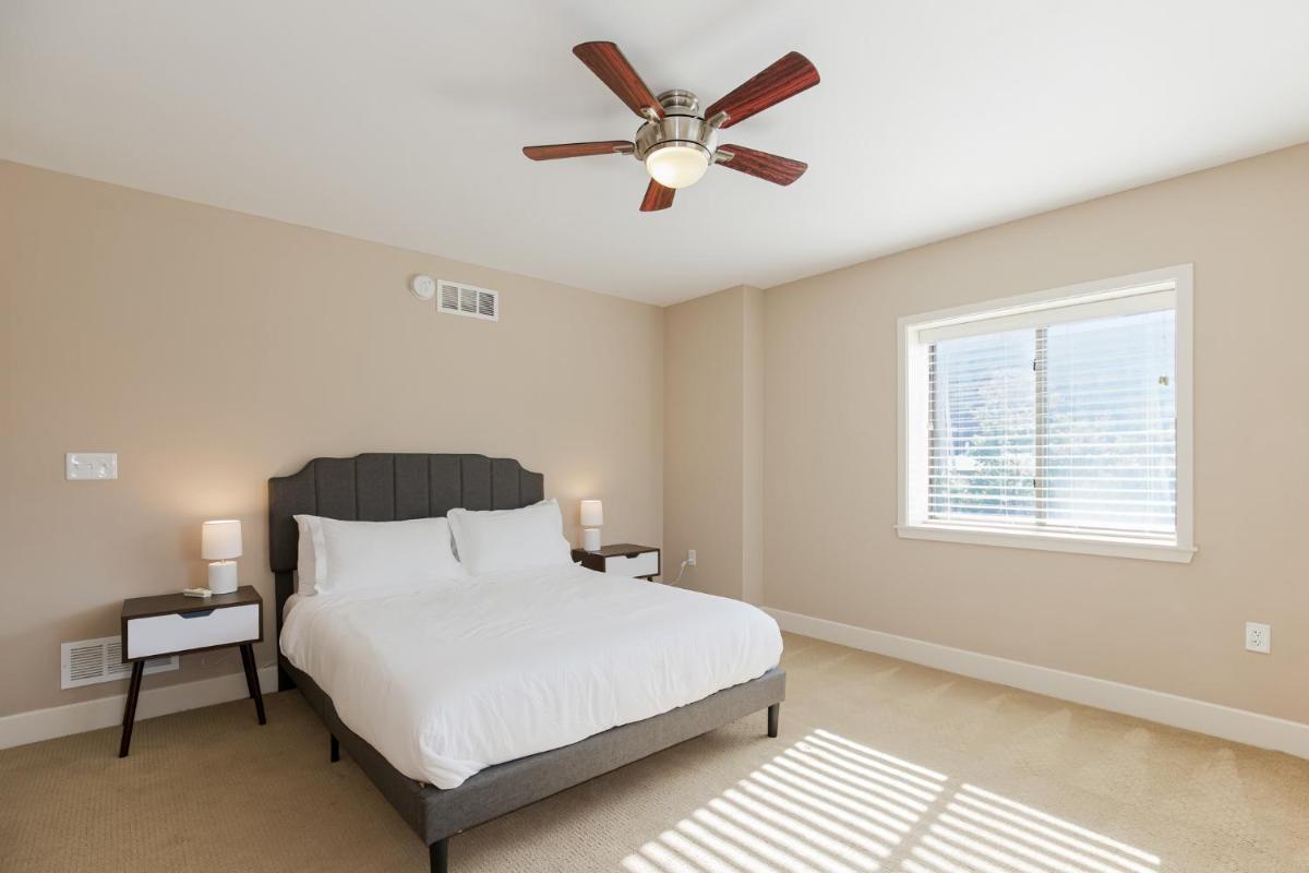 A Prime Plaza location, luxury home and a well-appointed building with amenities 303 - Housity