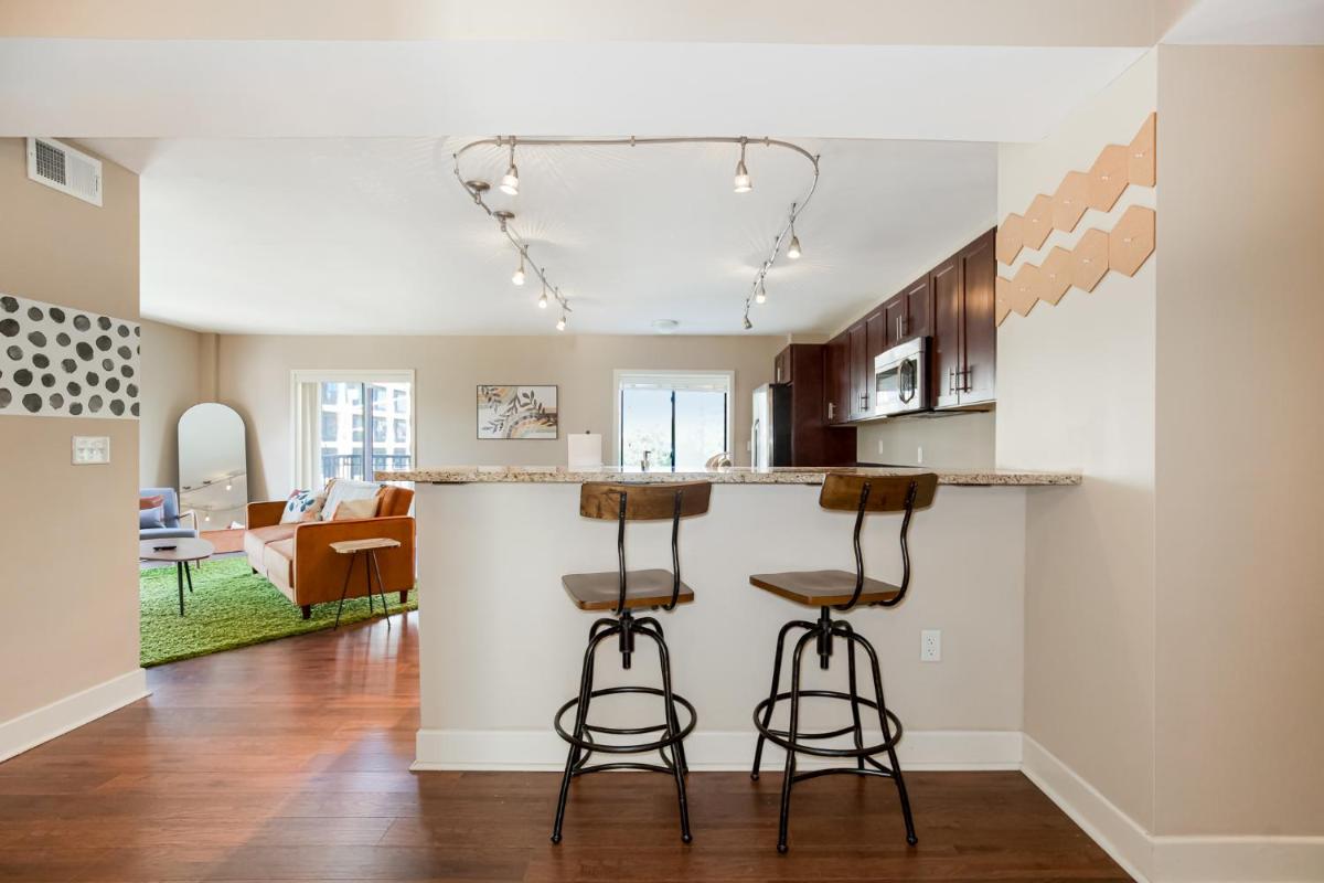 A Prime Plaza location, luxury home and a well-appointed building with amenities 303 - Housity