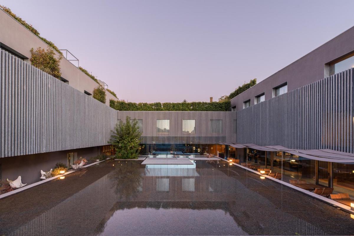 uma vista externa de um edifício com piscina em Eurostars Santa Luzia em Guimarães