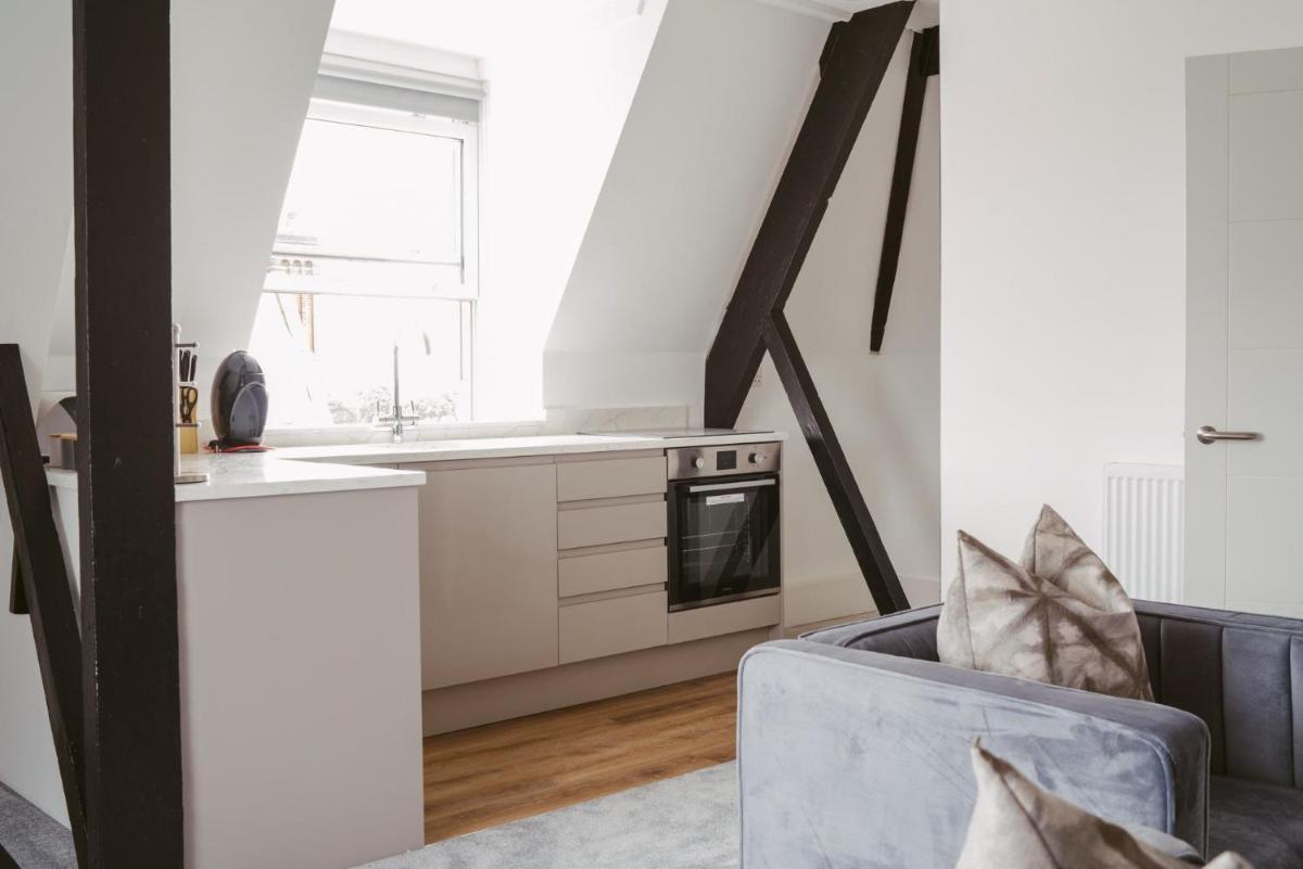 Apartment 10 Penthouse 2 bedrooms, sleeps x 4 - Housity