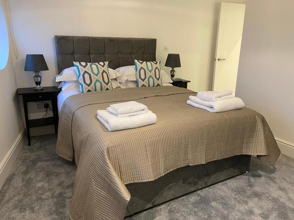 Apartment 10 Penthouse 2 bedrooms, sleeps x 4 - Housity
