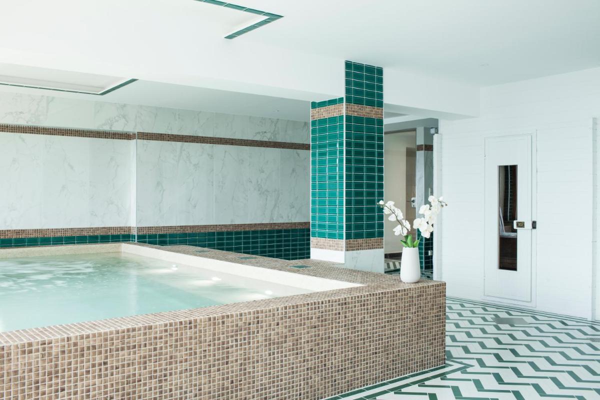 Photo de la galerie de l'établissement Hotel La Pietra Restaurant & Spa, à LʼÎle-Rousse