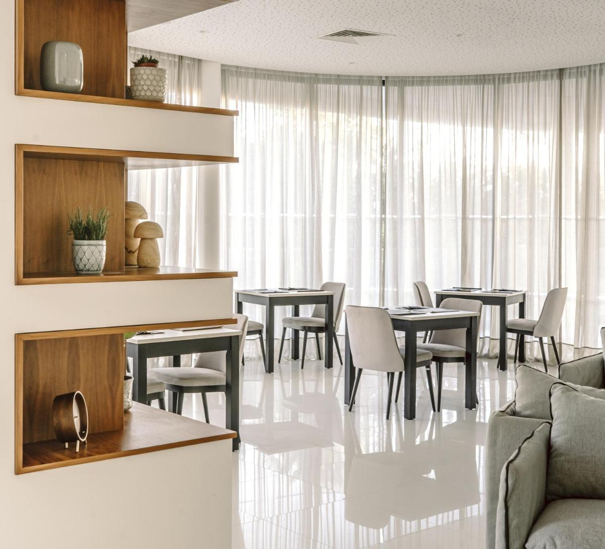 Uma área de estar em Longevity Health & Wellness Hotel - Adults Only