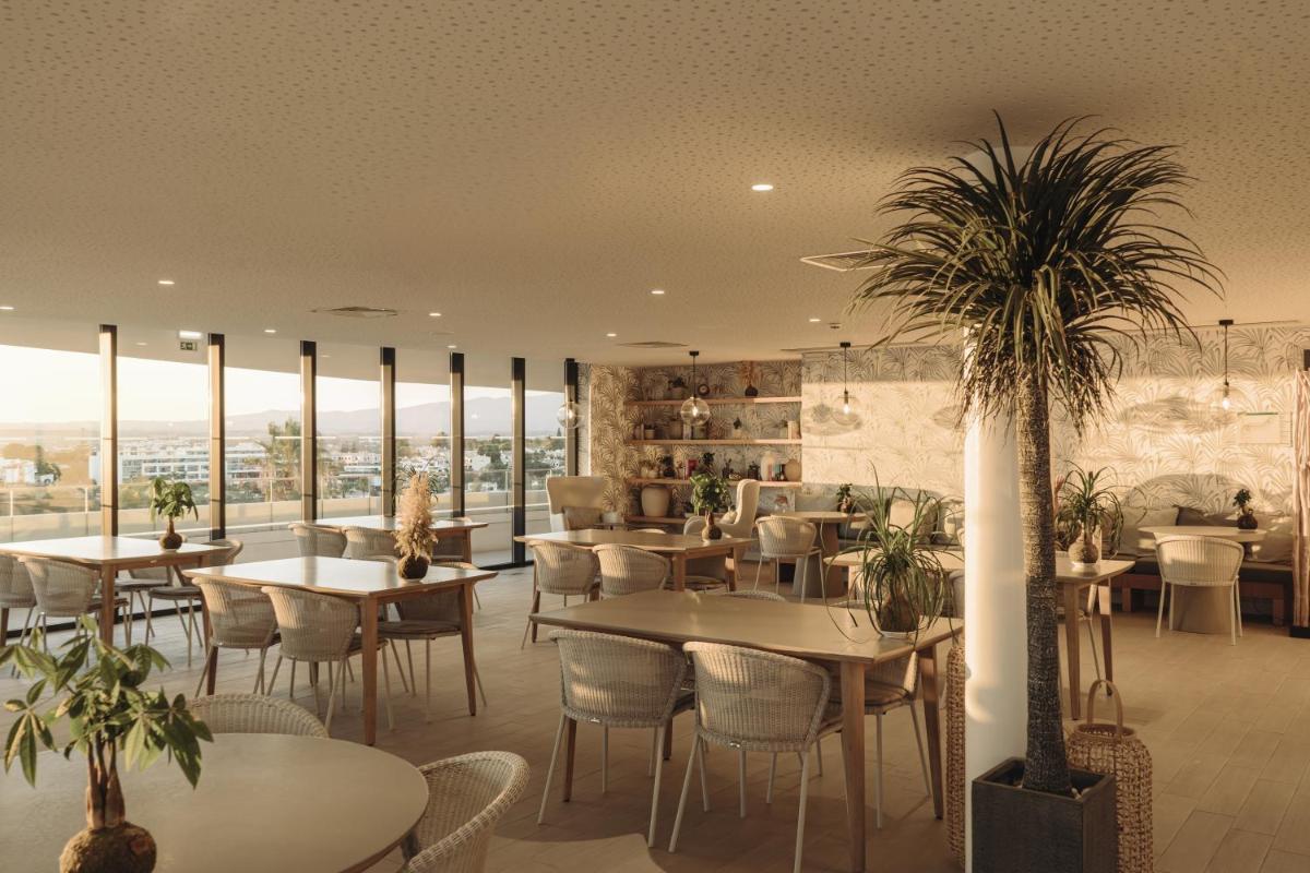 Um restaurante ou outro lugar para comer em Longevity Health & Wellness Hotel - Adults Only