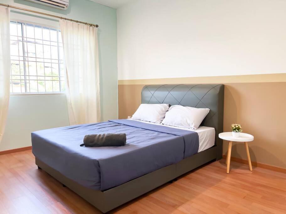 8 pax house . Chill Relax Home . Town . 4BR3BA - Housity