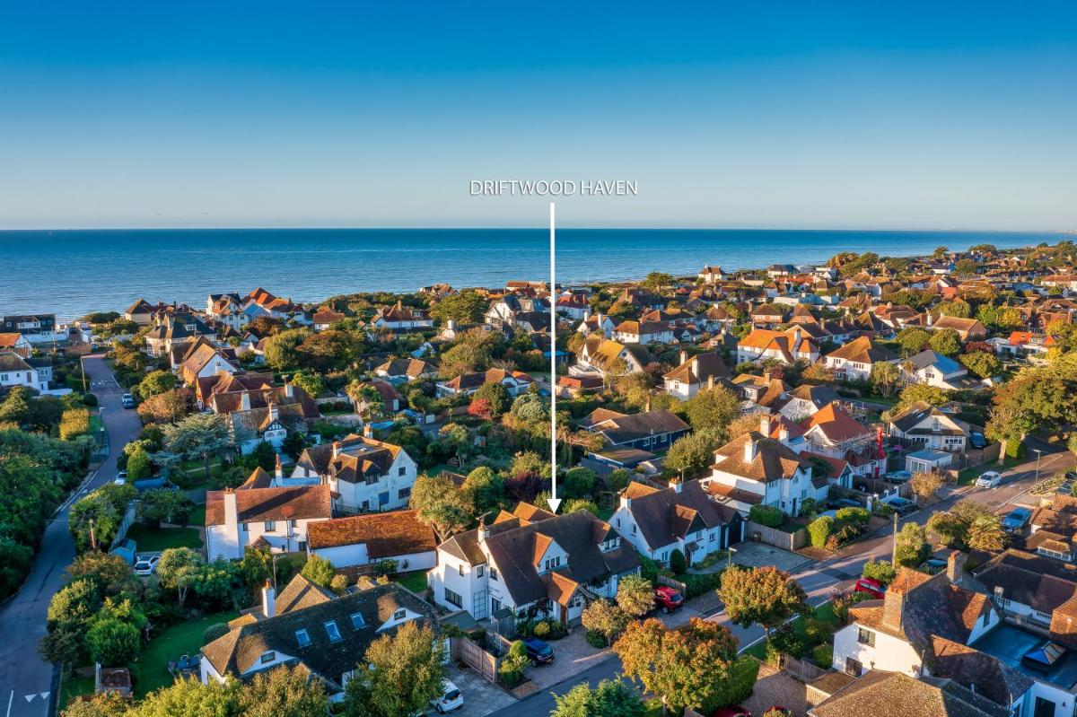 Family friendly beach house walk to cafes and pubs - Housity