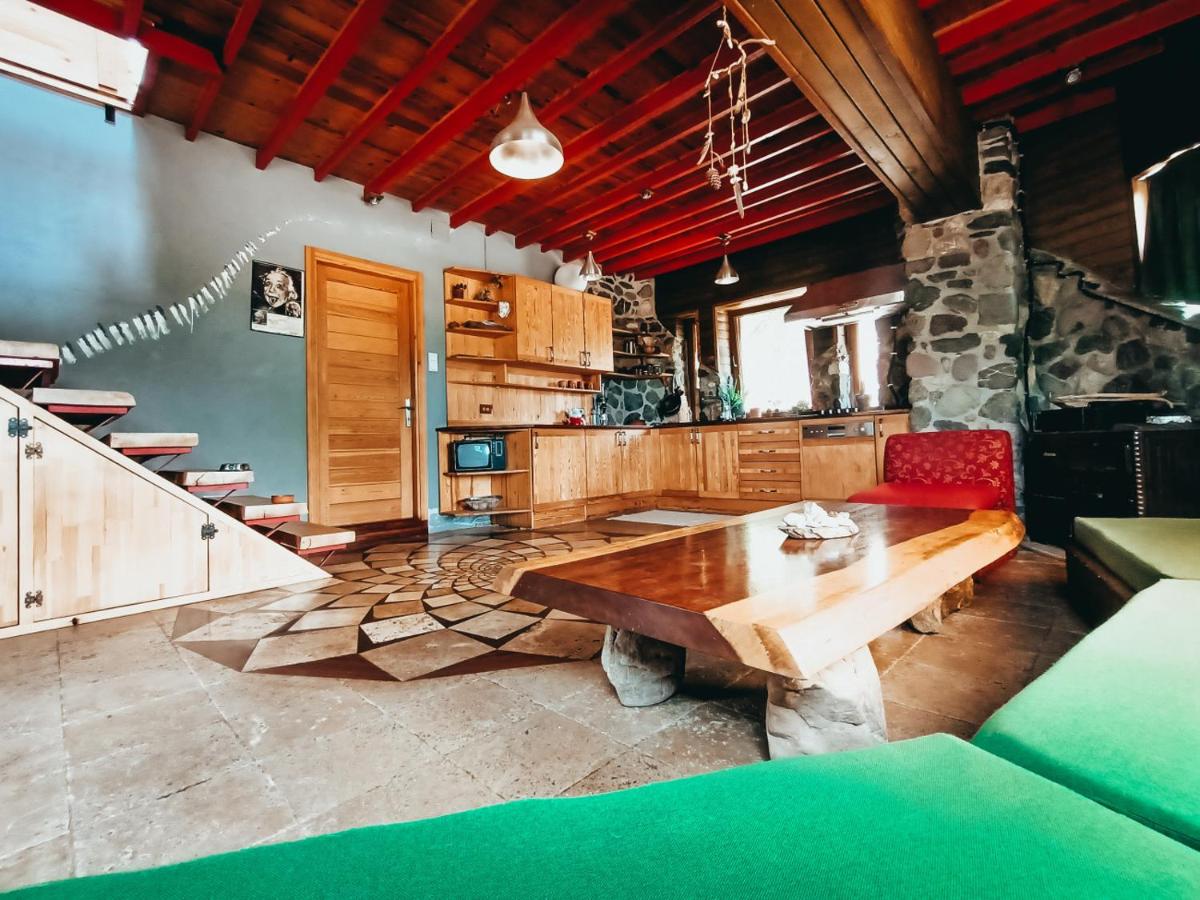 Enchanting House with Backyard - Housity