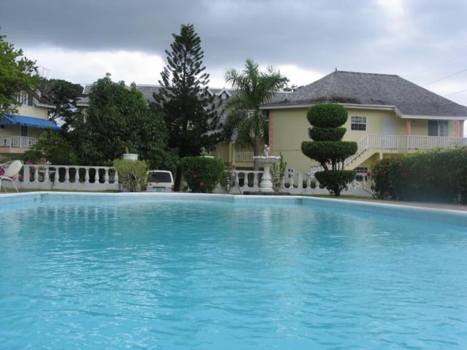 Suitetrails - Stylish studio apt AC, Balcony, Parking, Pool