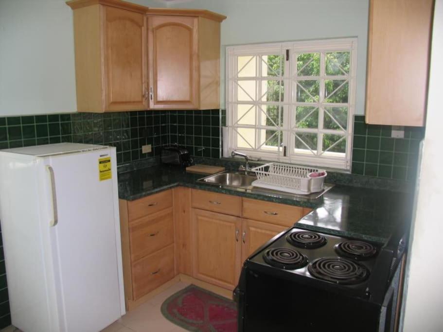 Suitetrails - Stylish studio apt AC, Balcony, Parking, Pool