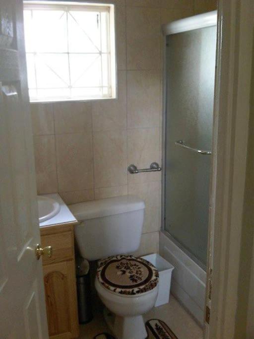 Suitetrails - Stylish studio apt AC, Balcony, Parking, Pool