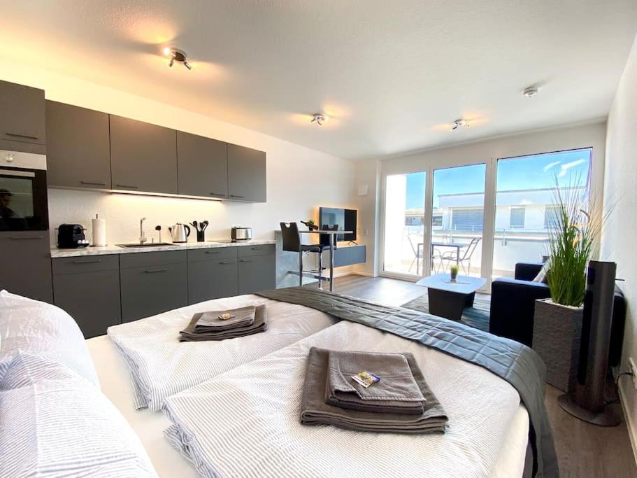 Auszeit Apartment SKY am Uferpark - nur 100 m bis zum Bodensee, direkt am Bodenseeradweg, sonnige Dachterrasse, schnelles WLAN, kostenloser Tiefgaragenstellplatz, für bis zu 2 Personen - Housity