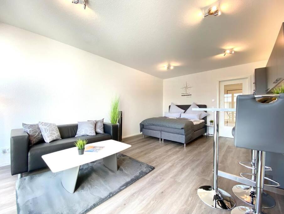 Auszeit Apartment DREAM am Uferpark - nur 100 m bis zum Bodensee, direkt am Bodenseeradweg, Sonnenbalkon, schnelles WLAN, kostenloser Tiefgaragenstellplatz, für bis zu 2 Personen - Housity