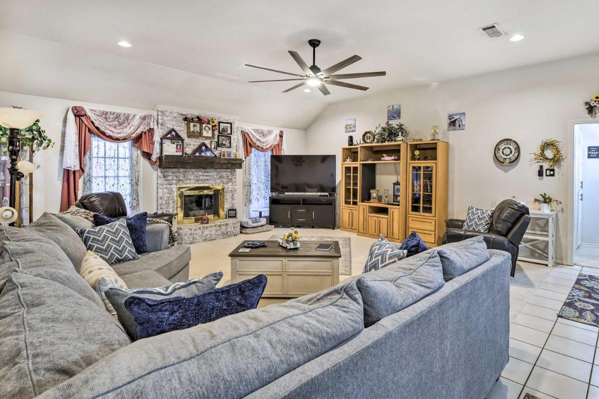 Cozy Burleson Retreat about 16 Mi to Fort Worth! - Housity