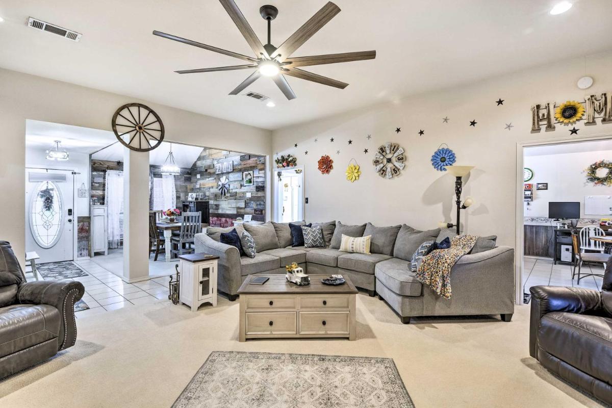 Cozy Burleson Retreat about 16 Mi to Fort Worth! - Housity