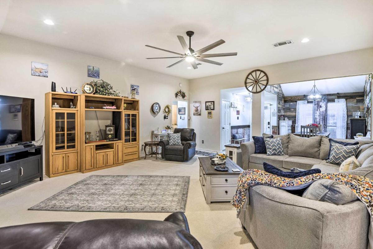 Cozy Burleson Retreat about 16 Mi to Fort Worth! - Housity