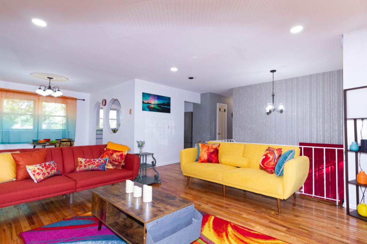 Cheerful & Beautiful 3-Bedroom High Ranch With Free Parking - Housity