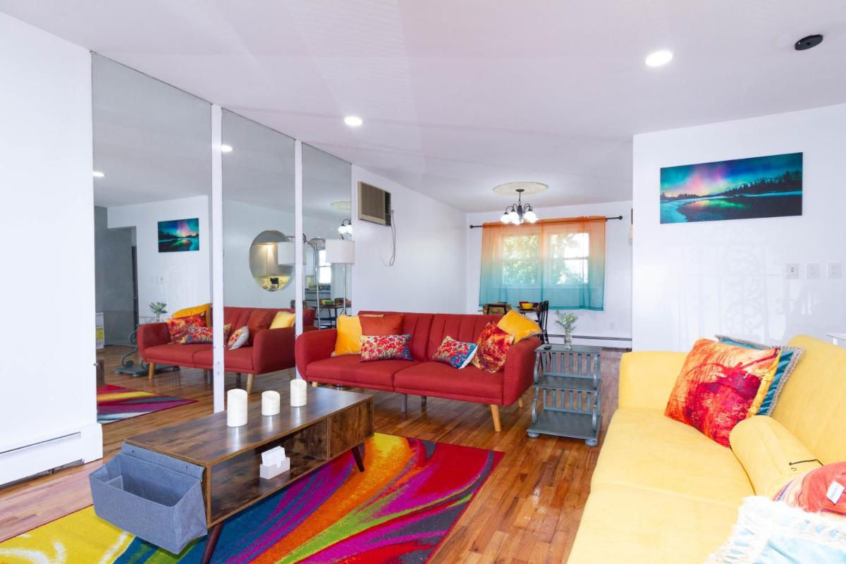 Cheerful & Beautiful 3-Bedroom High Ranch With Free Parking - Housity