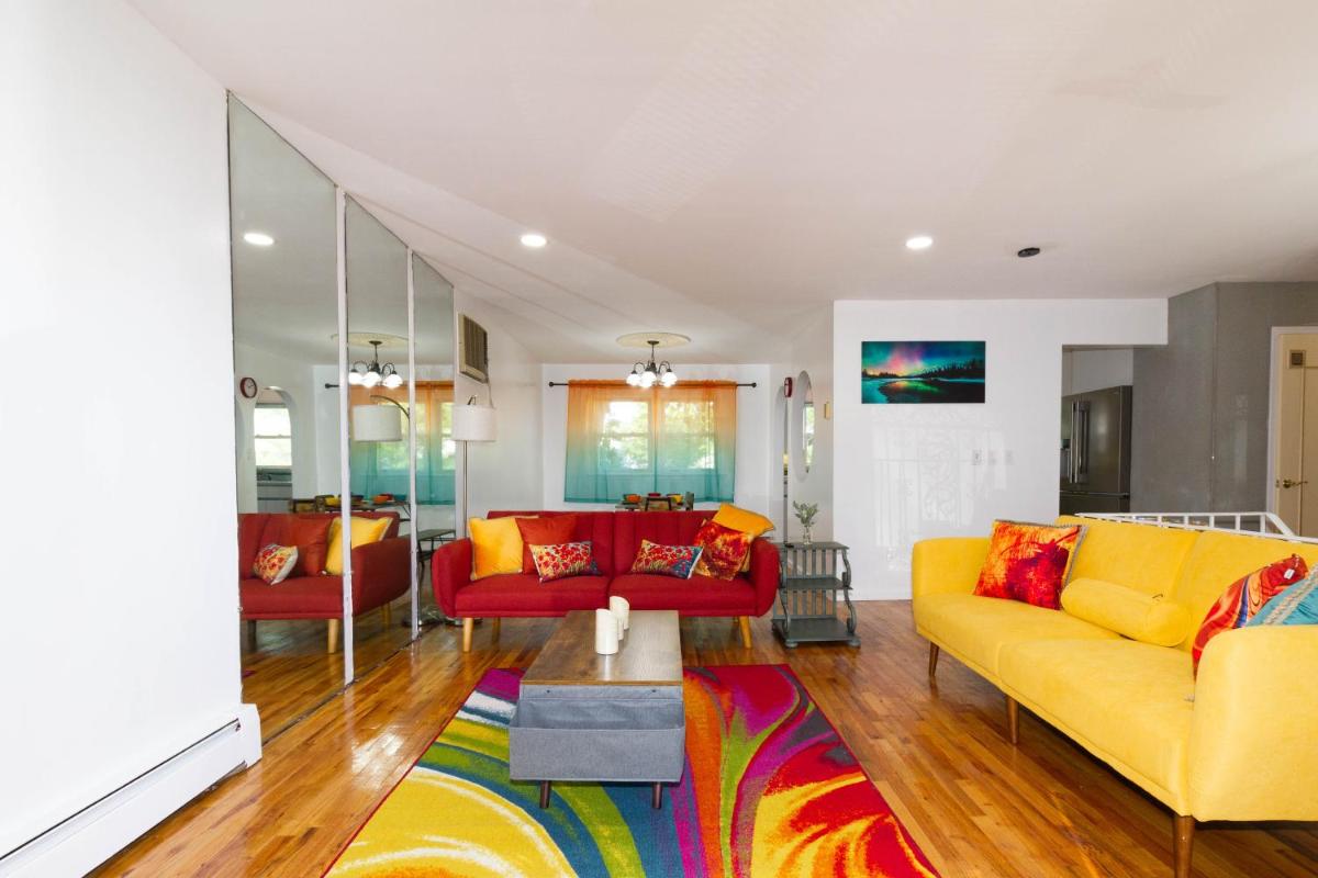 Cheerful & Beautiful 3-Bedroom High Ranch With Free Parking - Housity
