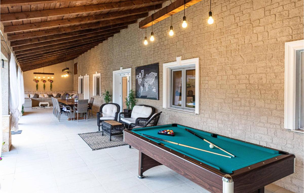Beautiful Home In Seget Gornji With Wifi, 3 Bedrooms And Outdoor Swimming Pool - Housity