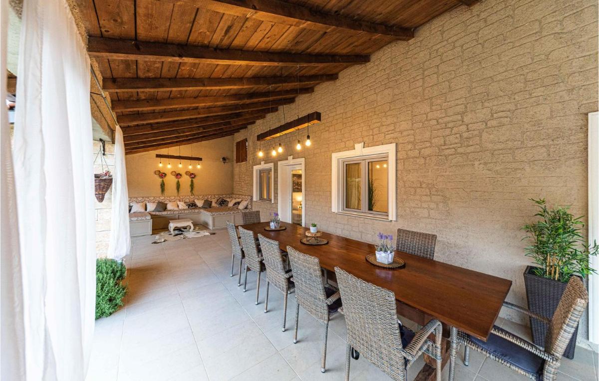 Beautiful Home In Seget Gornji With Wifi, 3 Bedrooms And Outdoor Swimming Pool - Housity