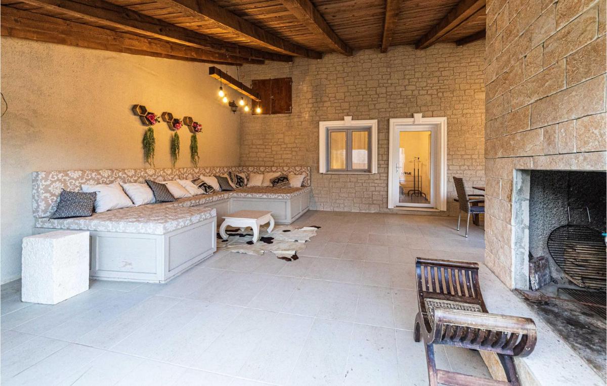 Beautiful Home In Seget Gornji With Wifi, 3 Bedrooms And Outdoor Swimming Pool - Housity