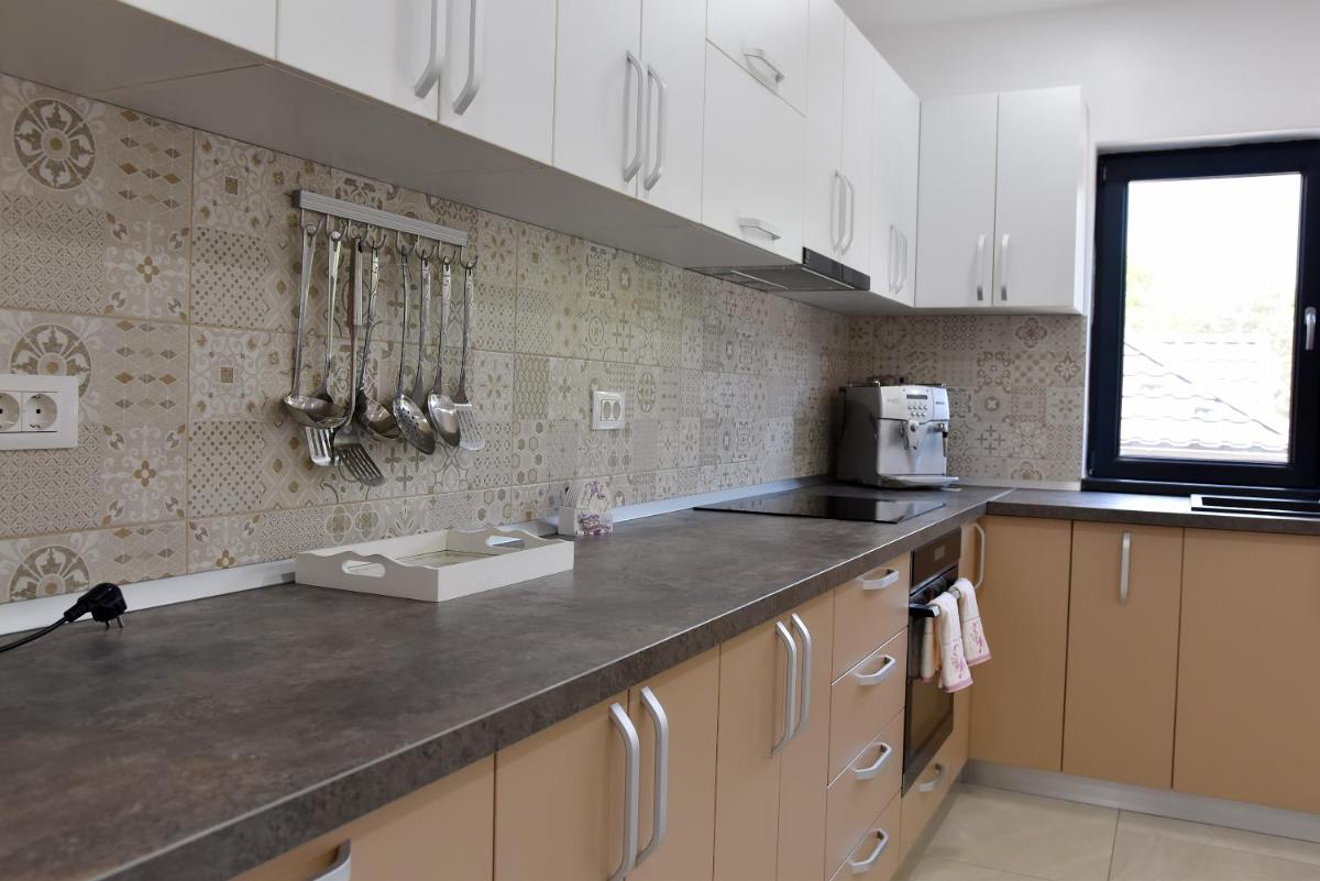 Pensiunea Happy Day Horezu - Housity