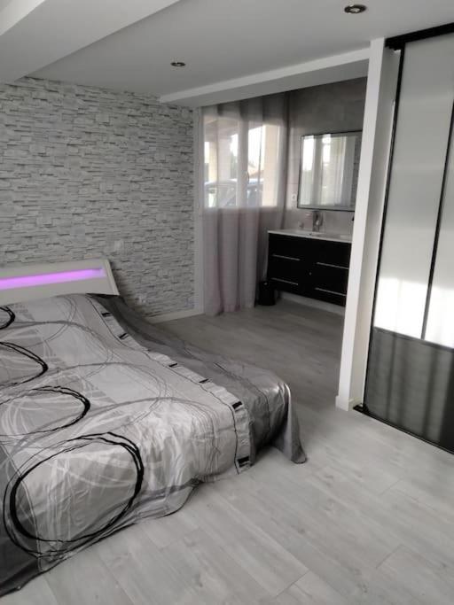 Petit studio moderne au bord du canal - Housity