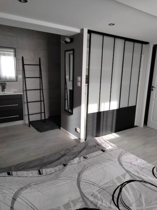 Petit studio moderne au bord du canal - Housity