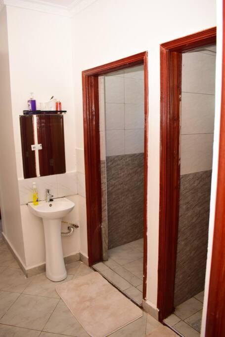 Suitetrails - Rorot 2 bdrm stay located Annex home away(bright)