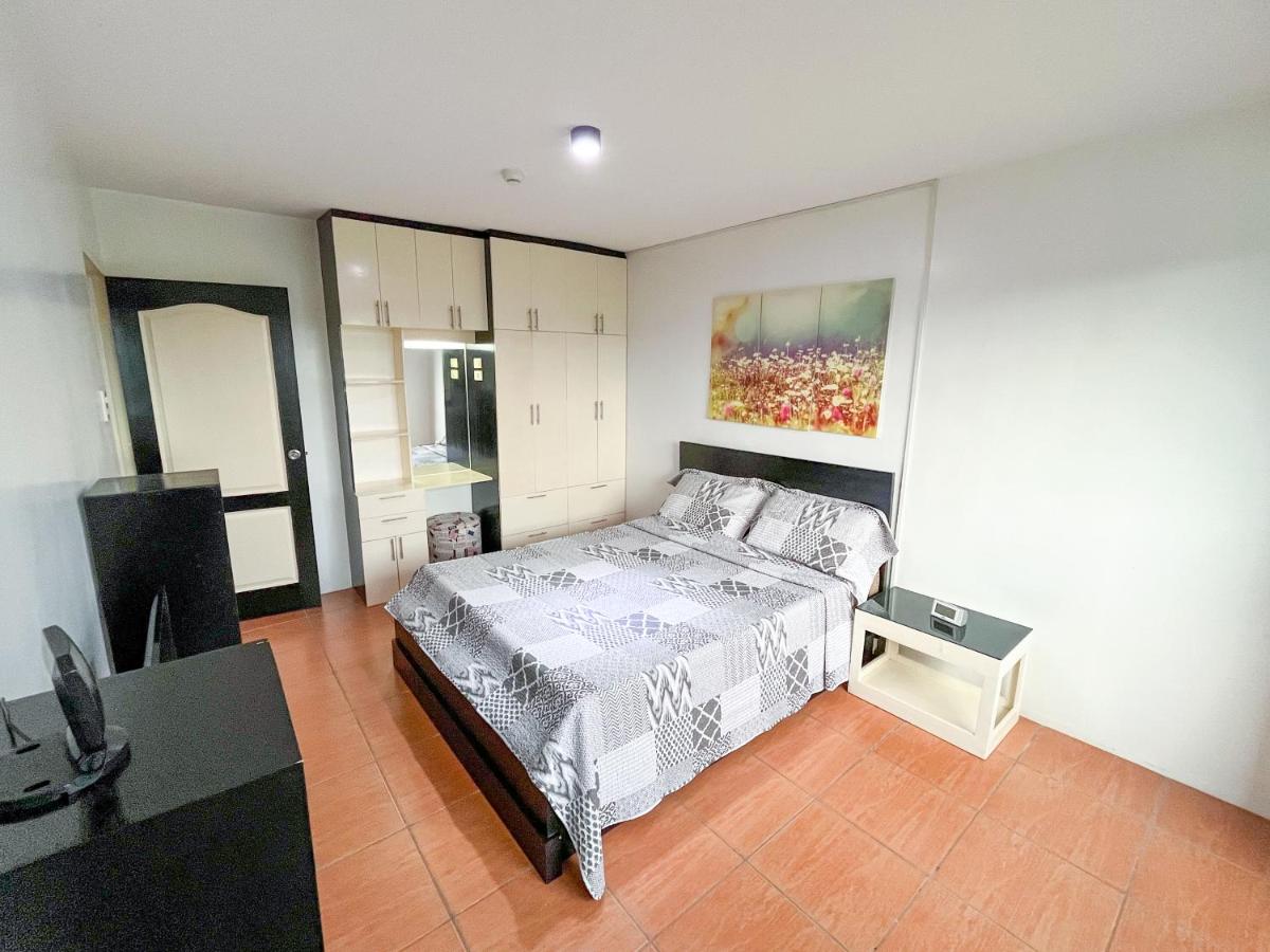Suitetrails - Modern 2BR Condo Near SM with Free Parking Pool WIFI and Netflix
