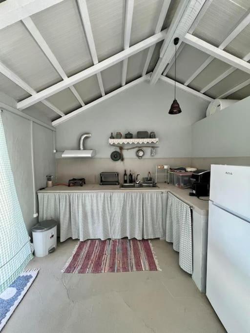 Hut in a field. Adorable tiny house! - Housity