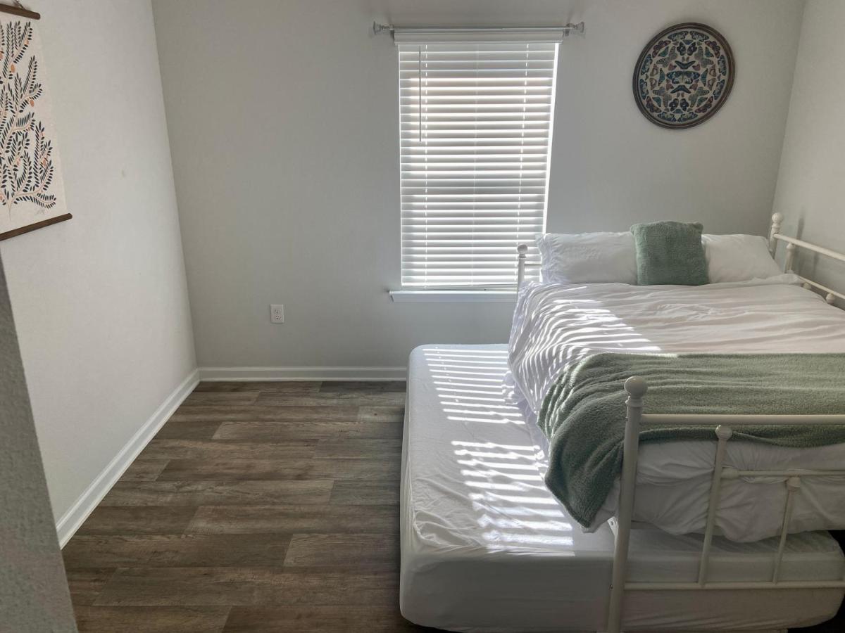 Retro Private Home- 10 minutes to the Gulf Shore - Housity