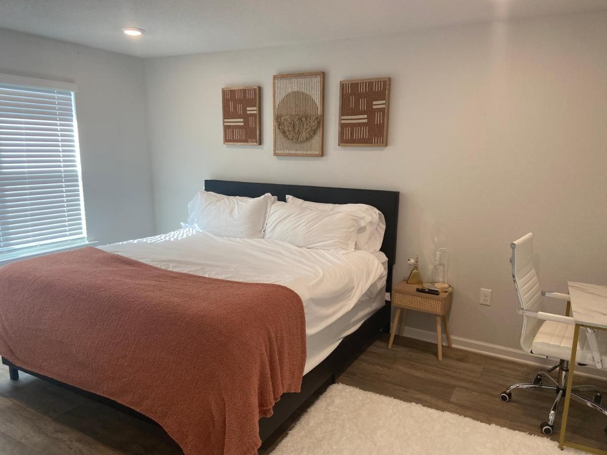 Retro Private Home- 10 minutes to the Gulf Shore - Housity