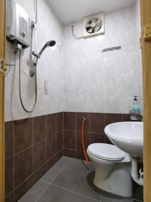 5 Bedrooms Ipoh Homestay that can fit 10-12 persons - Housity