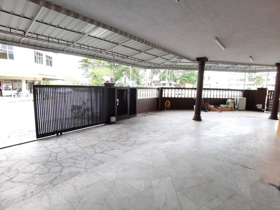 5 Bedrooms Ipoh Homestay that can fit 10-12 persons - Housity
