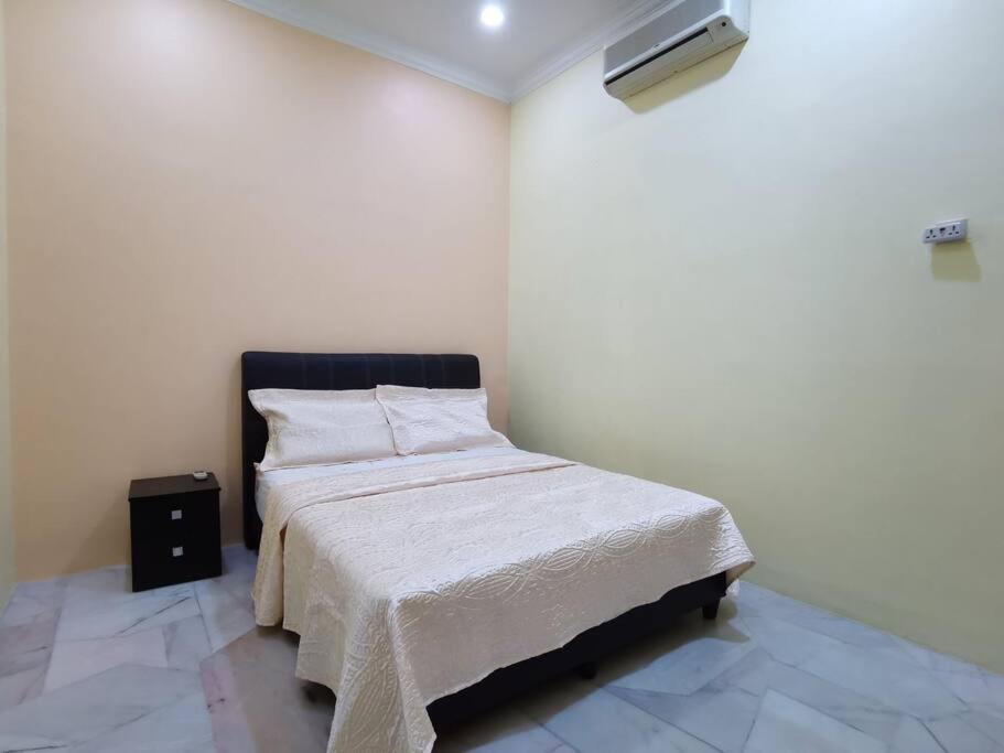 5 Bedrooms Ipoh Homestay that can fit 10-12 persons - Housity