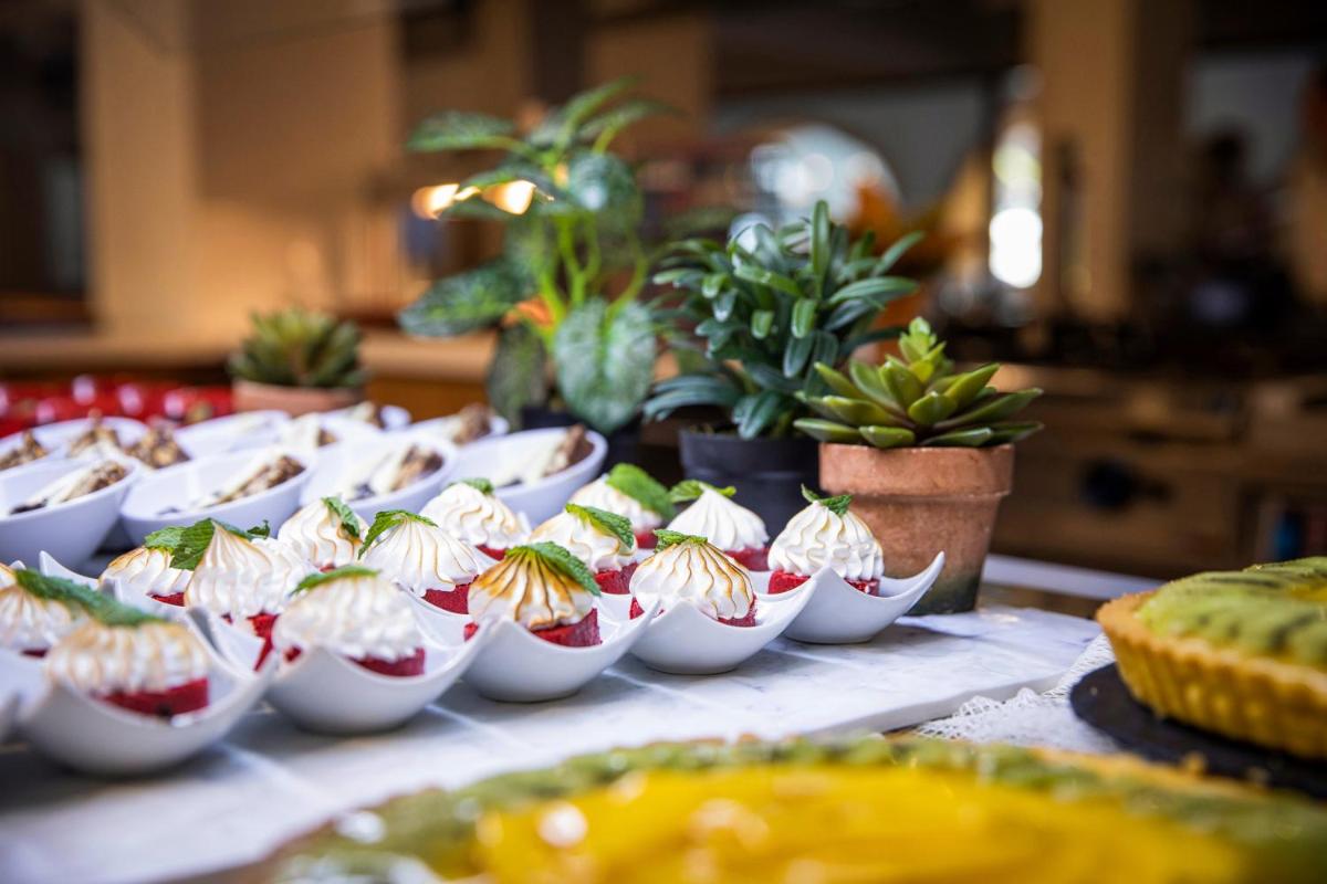 Comida en o cerca de este hotel
