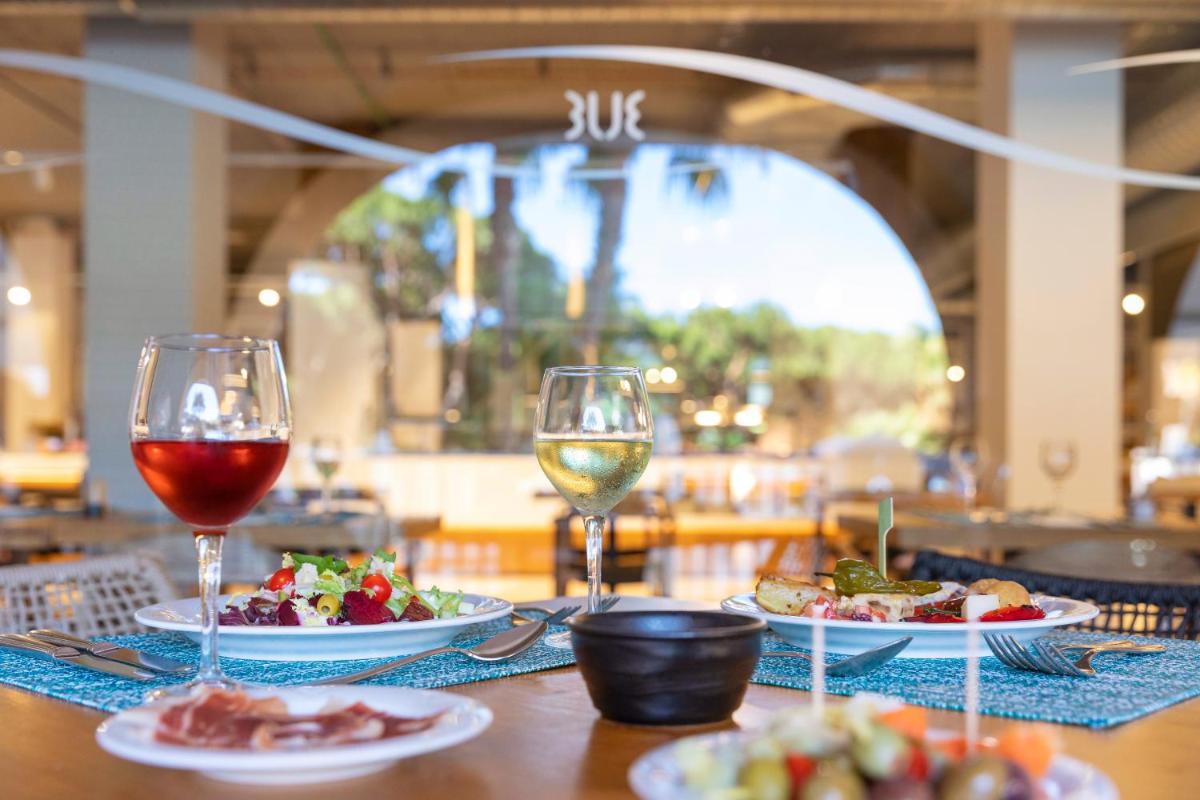Comida en o cerca de este hotel