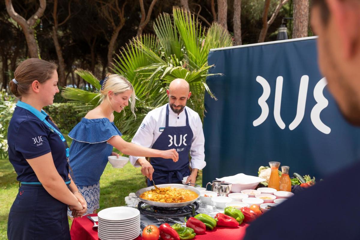 Comida en o cerca de este hotel