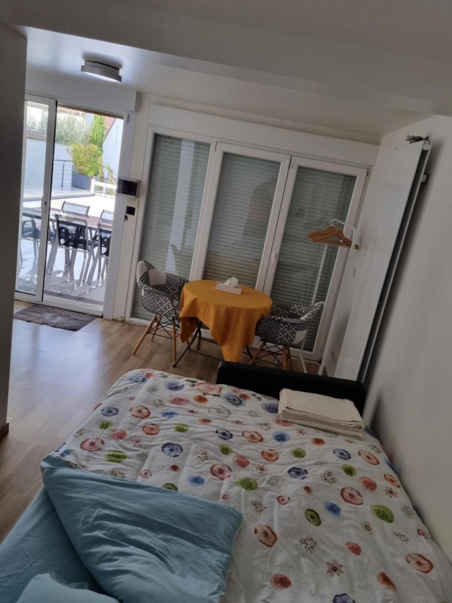 Ravissant Studio avec parking privé et jardin - Housity