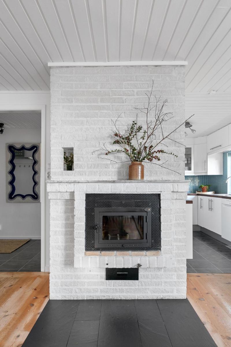 Peaceful family home with indoor fireplace - Housity