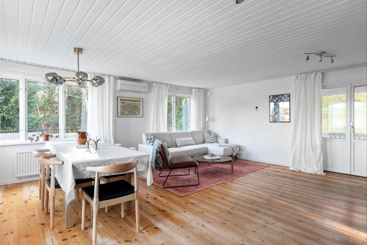 Peaceful family home with indoor fireplace - Housity