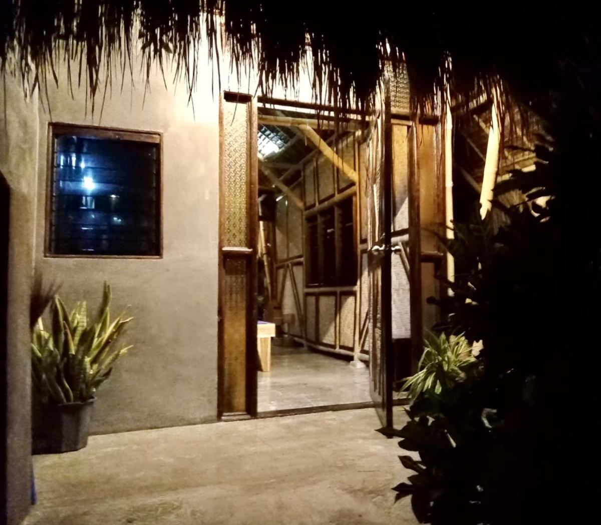 ShakaBrah's beachfront cottage - Housity