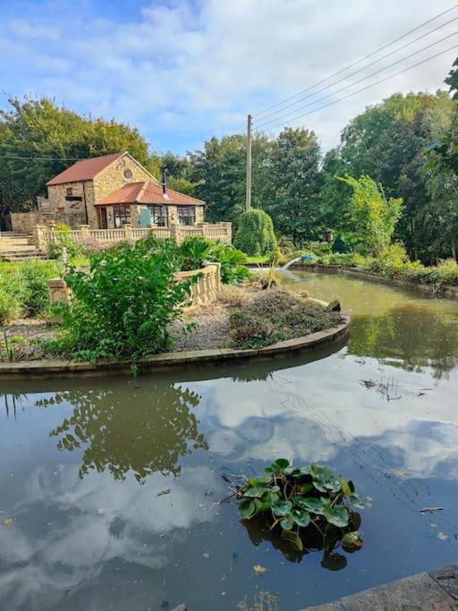 Stunning 2 Bedroom Guest House with Hot Tub - Housity