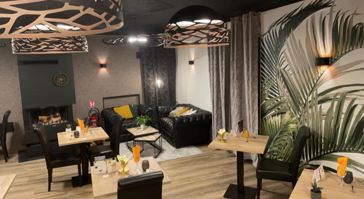 Coin salon dans l'établissement Logis hôtel Aux Berges de l'Aveyron