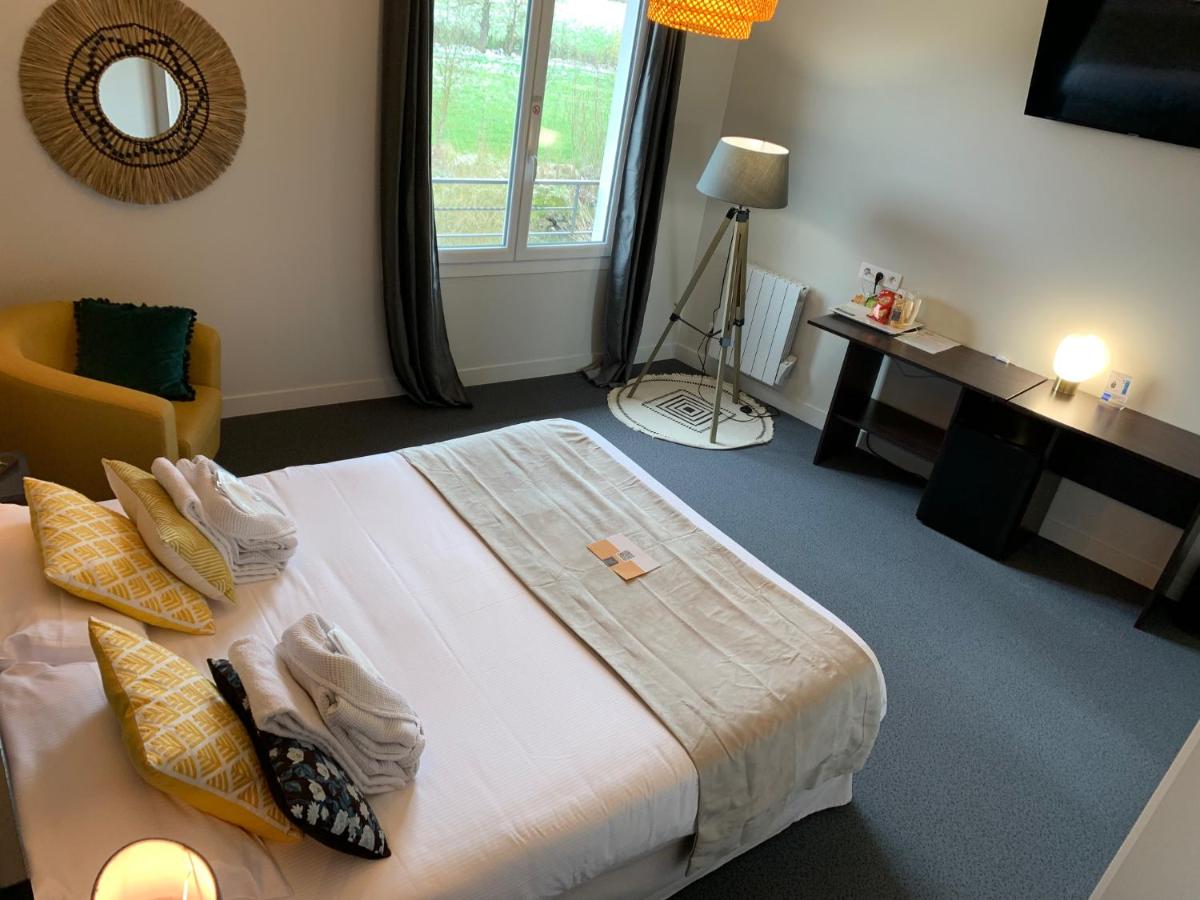 Un ou plusieurs lits dans un hébergement de l'établissement Logis hôtel Aux Berges de l'Aveyron