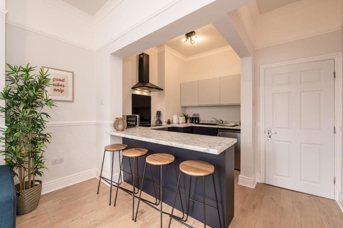 Host Apartments - Huge Seel Street Townhouse - Sleeps 17 - Perfect for Nightlife - Housity