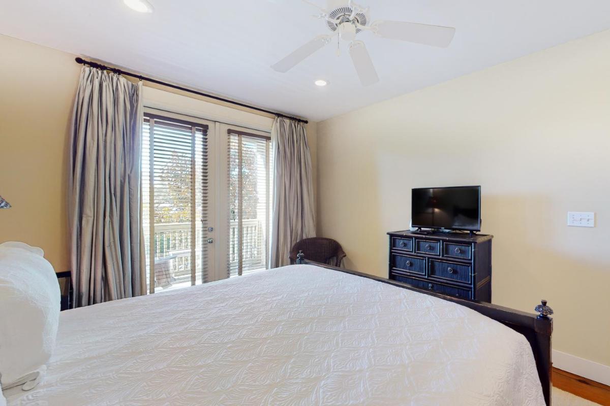 Grand Isle Getaway 205 - Housity
